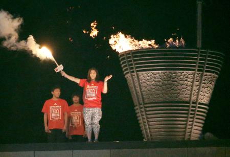 　国立競技場の最後のイベントで聖火台に点火し手を振る吉田沙保里