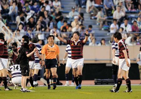 　ラグビーレジェンドマッチでトライを決めバンザイする早稲田レジェンドの清宮克幸氏（中央）