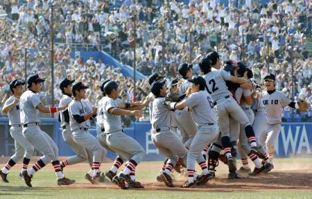 　早大を下し６季ぶり３４度目の優勝を決めて喜ぶ慶大ナイン＝神宮