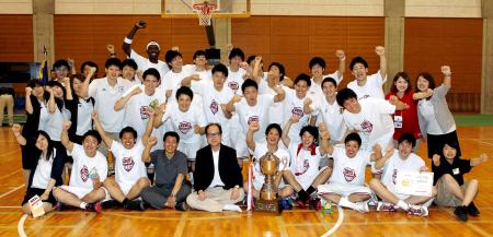 　連覇を達成しガッツポーズで喜ぶ近大の選手たち（撮影・保田叔久）