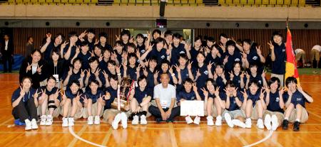 　優勝を決めピースサインで大喜びする大体大の選手たち