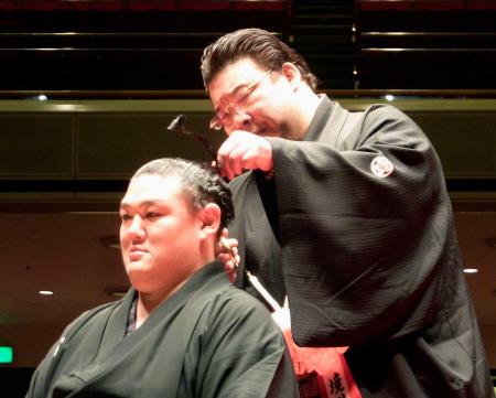 　断髪式で師匠の境川親方に大銀杏を切り落としてもらう元幕内宝千山