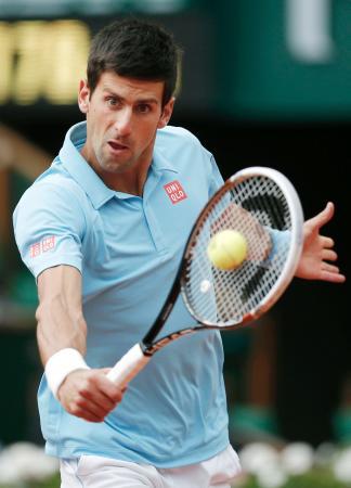 　男子シングルス４回戦で、バックハンドで返すノバク・ジョコビッチ＝パリ（ロイター＝共同）