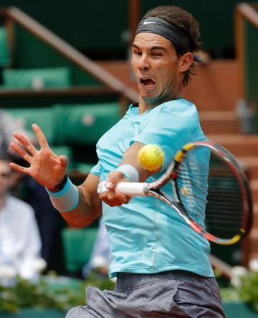 　男子シングルス４回戦　リターンするラファエル・ナダル＝パリ（ロイター＝共同）