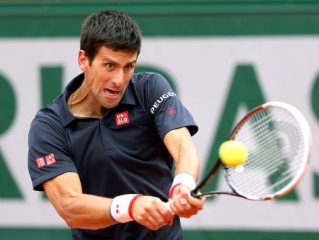 　ミロシュ・ラオニッチとの準々決勝でリターンするノバク・ジョコビッチ＝パリ（ゲッティ＝共同）