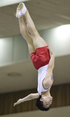 　男子個人で優勝した伊藤正樹の演技＝千葉ポートアリーナ