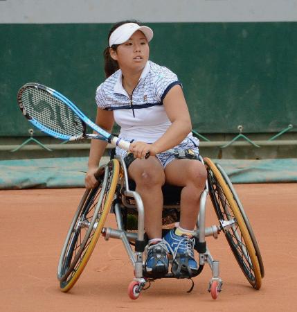 　車いすの部の女子シングルス１回戦で英国選手を破り準決勝進出を決めた上地結衣＝パリ（共同）