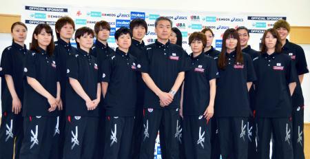 　バスケットボールの女子世界選手権に向け、代表候補選手とともに記者会見した内海知秀監督（中央）＝５日、味の素ナショナルトレーニングセンター