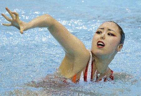 　ソロ・フリールーティン予選　首位で決勝進出を決めた乾友紀子＝尼崎スポーツの森プール