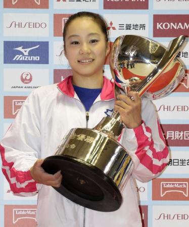 　女子個人総合で初優勝し、カップを手に笑顔の笹田夏実＝国立代々木競技場