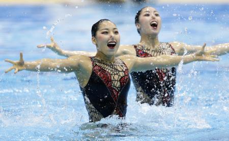 　デュエット・フリールーティン決勝　優勝した乾（右）、三井組＝尼崎スポーツの森プール