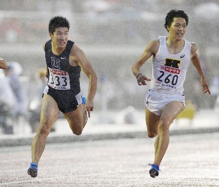 　男子１００メートル決勝　１０秒２２で初優勝した桐生祥秀。右は２位の山県亮太＝とうほう・みんなのスタジアム