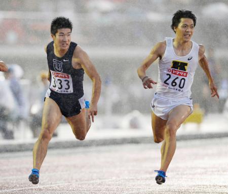 　１０秒２２で初優勝した桐生祥秀。右は２位の山県亮太