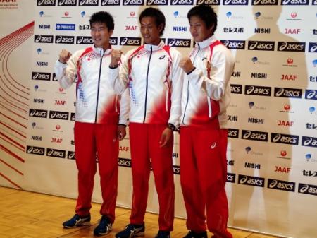 アジア大会代表として会見に出席した左から桐生、山本、新井＝福島市内