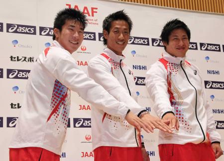 　陸上のアジア大会日本代表に選ばれ笑顔を見せる（左から）桐生祥秀、山本聖途、新井涼平