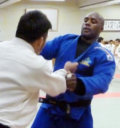 　男子日本代表の強化合宿に参加したテディ・リネール（右）＝東京都多摩市