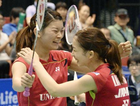 　女子ダブルスで優勝し、抱き合って喜ぶ高橋礼（左）、松友組＝東京体育館