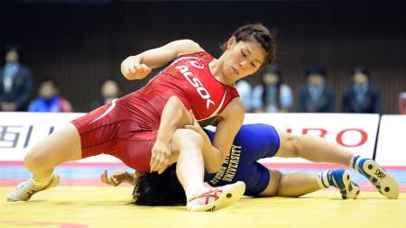 　女子５３キロ級決勝　入江ななみ（下）を破り優勝した吉田沙保里＝代々木第二体育館