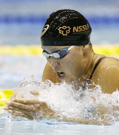 　女子４００メートル個人メドレー決勝　４分３５秒６９の日本新で優勝した高橋美帆の平泳ぎ＝東京辰巳国際水泳場