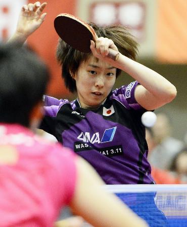 　女子シングルス準々決勝　中国選手（手前）に競り勝った石川佳純＝横浜文化体育館