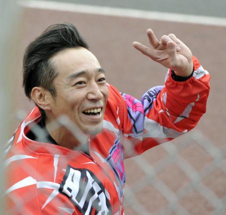 　共同通信社杯プレミアムカップを制し、ファンの声援に応える永井大介＝船橋オートレース場