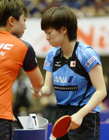 　女子シングルス決勝でフェン・ティアンウェイ（左）に敗れ、悔しそうな石川佳純