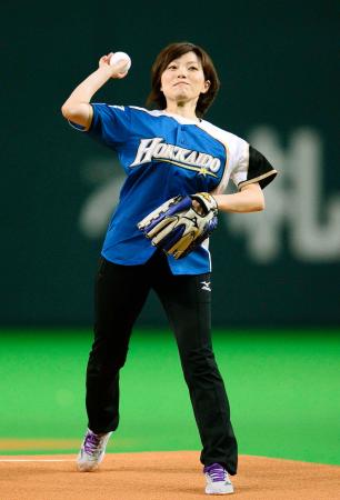 　始球式を務めるカーリング女子の小笠原歩