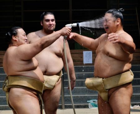 稽古終了後、旭日松（左）からシャワー攻撃を受ける旭天鵬