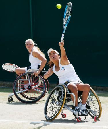 　車いすの部女子ダブルスで、英国のパートナー（奥）とペアを組み、決勝進出を決めた上地＝ウィンブルドン（共同）