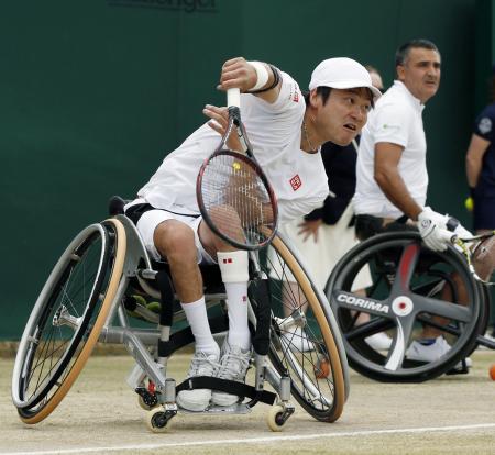 　車いすの部男子ダブルスで決勝進出を決めた国枝（手前）、ウデ組＝ウィンブルドン（共同）