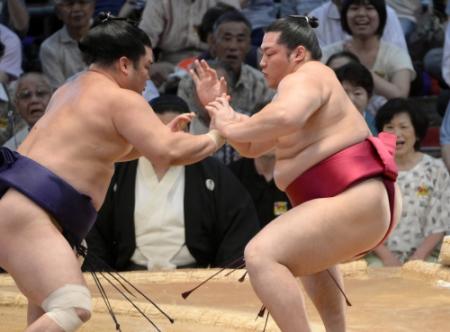 妙義龍に押し出しで敗れる遠藤（右）＝愛知県体育館