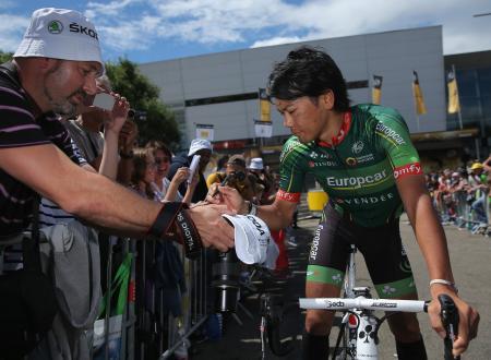 　第１０ステージの前、サインに応じる新城幸也＝１４日、ミュルーズ（ゲッティ＝共同）