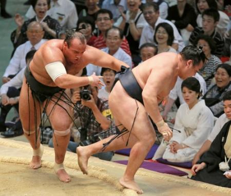 鶴竜㊨をすくい投げで破る大砂嵐　※※　＝愛知県体育館