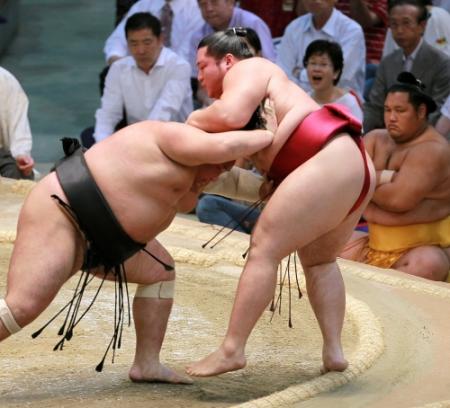 千代鳳㊧に押し出しで敗れる遠藤　※※　＝愛知県体育館