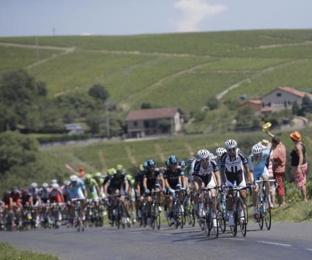 　自転車ロードレースのツール・ド・フランス第１２ステージ　サンテティエンヌ近郊を走る選手たち（ＡＰ＝共同）