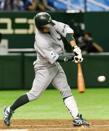 　室蘭シャークス-ＪＲ東日本　２回裏ＪＲ東日本無死１塁、竹内が左中間に先制二塁打を放つ＝東京ドーム