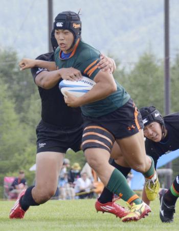 　ラグビー７人制の全国高校大会の決勝、御所実戦でトライする東福岡の山田＝長野県上田市