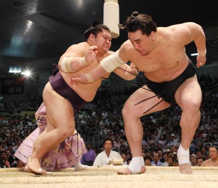 　押し出しで日馬富士を破る豪風（左）