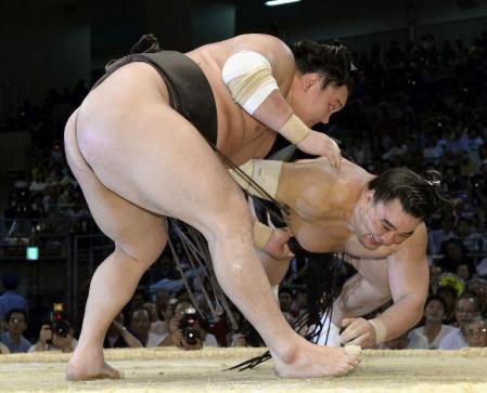 　白鵬が日馬富士を上手出し投げで下す＝愛知県体育館