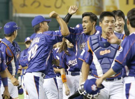 　大阪ガスを破り準決勝進出を決めたＮＴＴ東日本ナイン＝東京ドーム