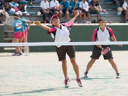 　女子個人３回戦でプレーする鈴峯女の尾上（左）、西永組＝千葉県白子町サニーコート