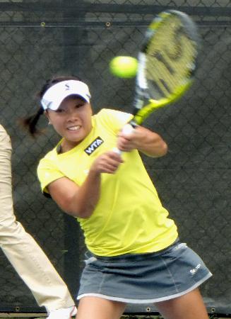 　女子シングルス準々決勝でプレーする奈良くるみ＝ワシントン（共同）