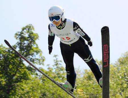 　女子のジャンプ台記録を更新する１００・５メートルをマークし優勝した、高梨沙羅の１回目＝宮の森