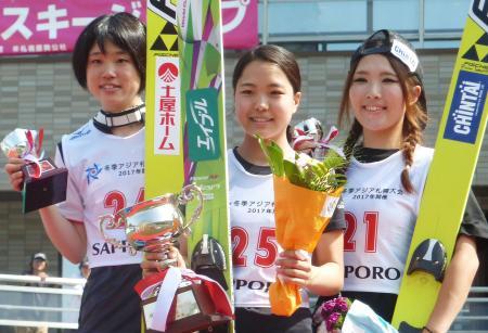 　女子の表彰台に並ぶ（左から）２位の伊藤有希、優勝した高梨沙羅、３位の茂野美咲＝大倉山