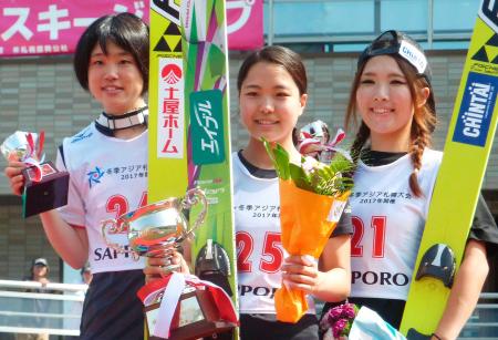 表彰台に並ぶ（左から）２位の伊藤有希、優勝した高梨沙羅、３位の茂野美咲