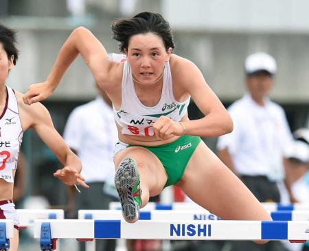 　女子１００メートル障害決勝　１３秒７２で優勝した京都文教・ヘンプヒル恵