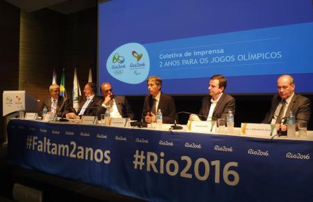 　リオデジャネイロ五輪の準備状況を説明する大会組織委の記者会見。ヌズマン会長（左から２人目）やパエス市長（右から２人目）が参加した＝４日、リオデジャネイロ（共同）