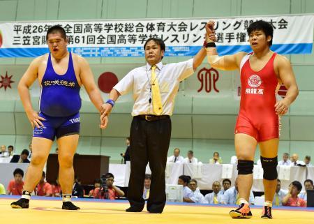 　男子１２０キロ級で花咲徳栄・山本泰丈（左）を破り優勝した飛龍・山本泰輝＝横須賀市総合体育会館