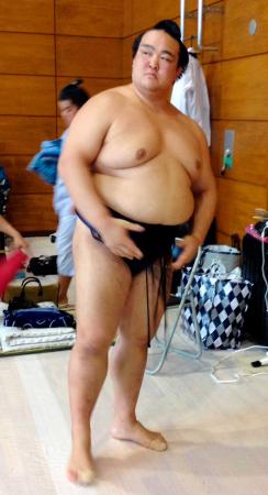 　大相撲夏巡業で、なす紺色の締め込みを披露した稀勢の里