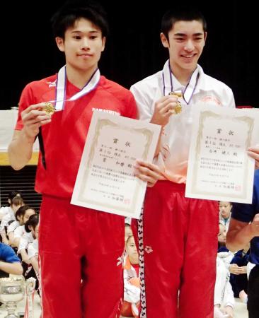 　全日本ジュニア個人総合で初優勝を飾った萱和磨（左）と白井健三